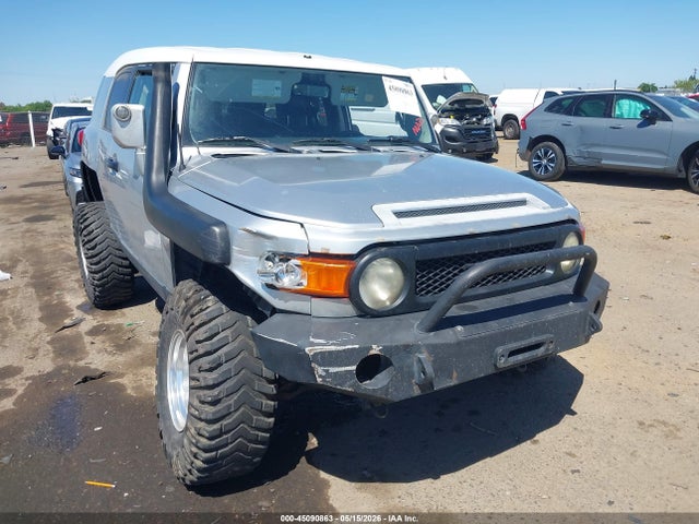 Salvage Toyota FJ Cruiser Image