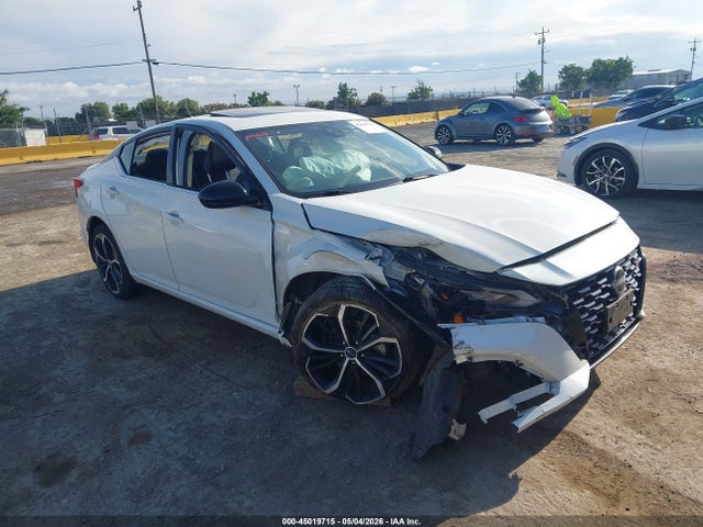 Salvage Nissan Altima Image