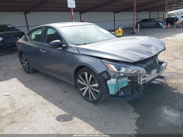Salvage Nissan Altima Image