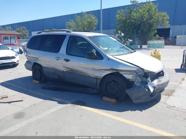 Salvage Toyota Sienna Image