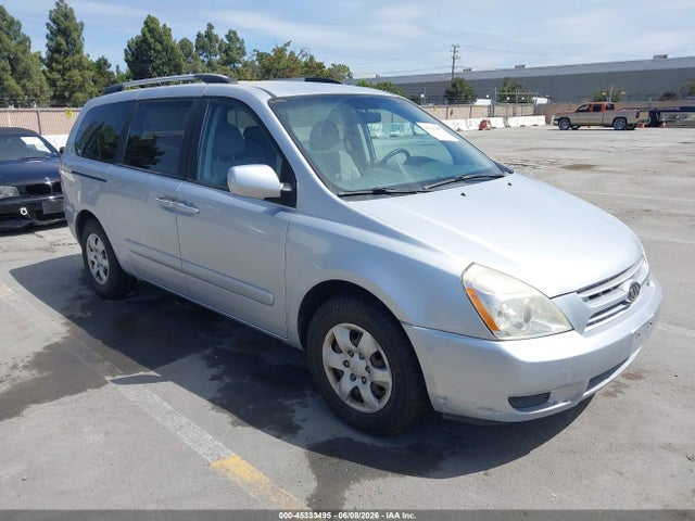 Salvage Kia Sedona Image