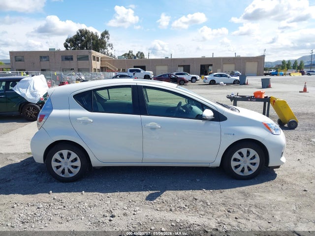 Toyota Prius c Three