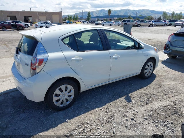 Toyota Prius c Three