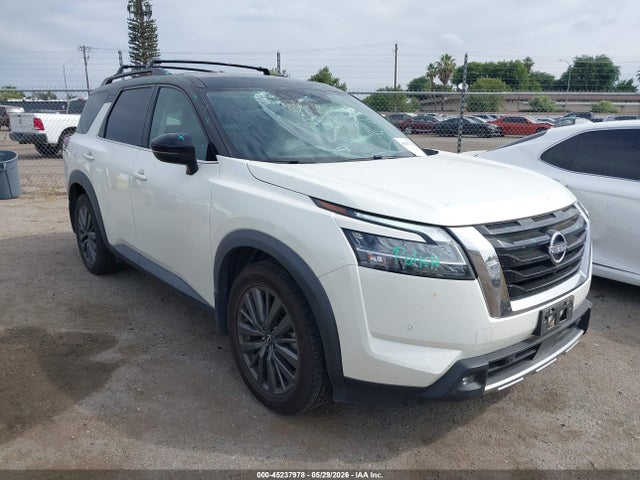 Salvage Nissan Pathfinder Image