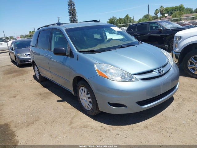 Salvage Toyota Sienna Image