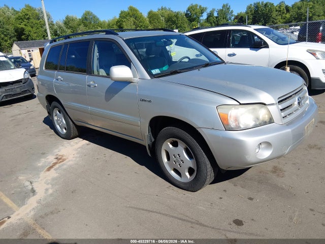 Salvage Toyota Highlander Image