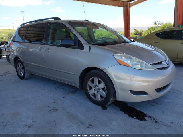 Salvage Toyota Sienna Image