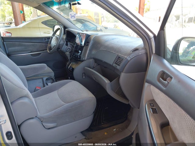 Toyota Sienna Le