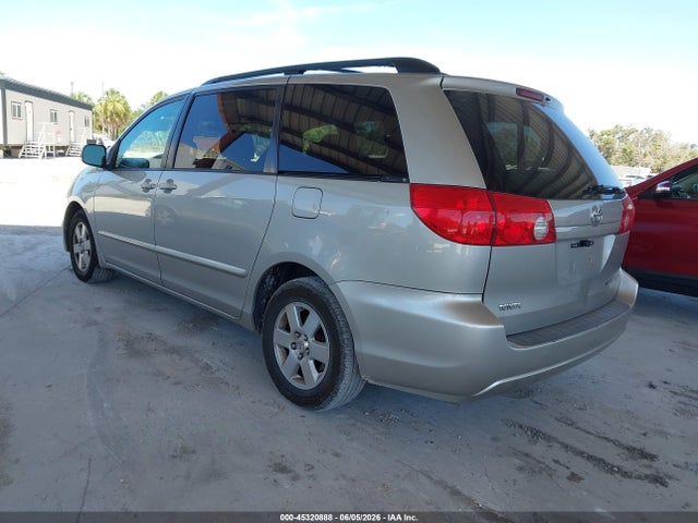 Toyota Sienna Le