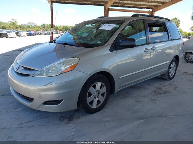 Toyota Sienna Le
