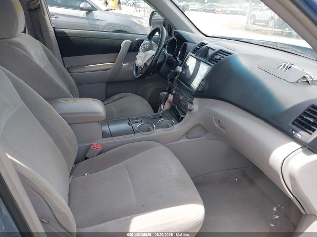 Toyota Highlander Base V6
