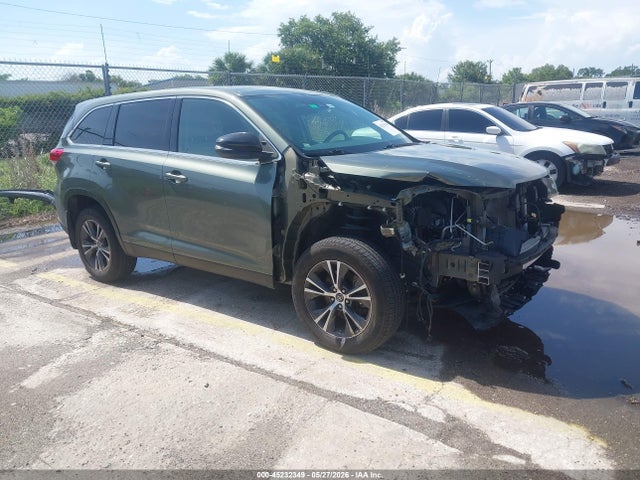 Salvage Toyota Highlander Image