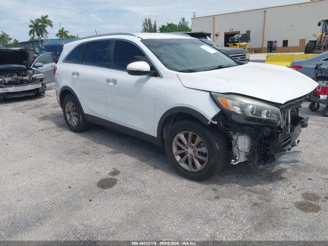 Salvage Kia Sorento Image