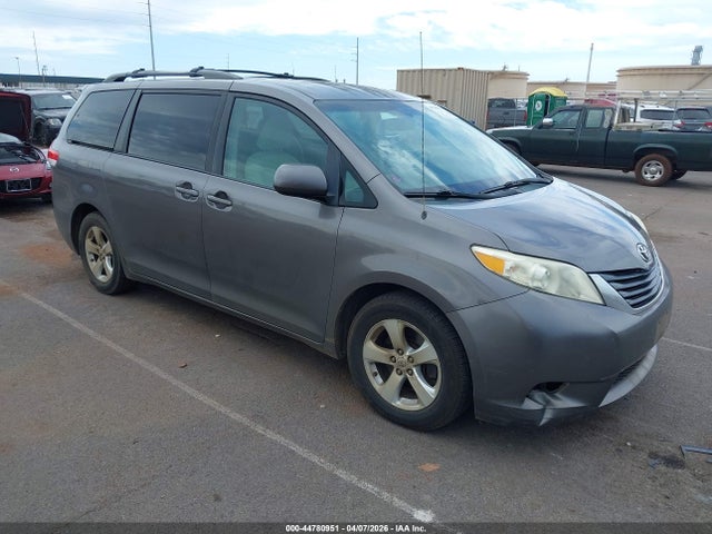 Salvage Toyota Sienna Image