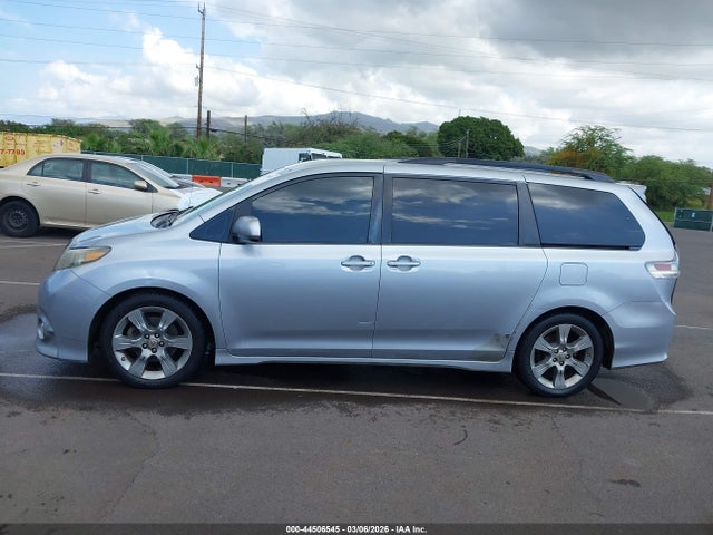 Toyota Sienna Se 8 Passenger