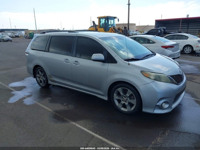 Salvage Toyota Sienna Image