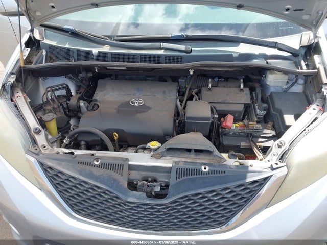 Toyota Sienna Se 8 Passenger