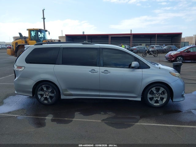 Toyota Sienna Se 8 Passenger