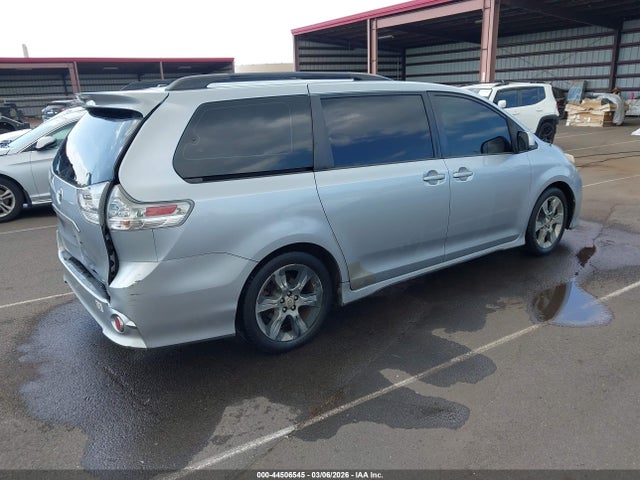 Toyota Sienna Se 8 Passenger