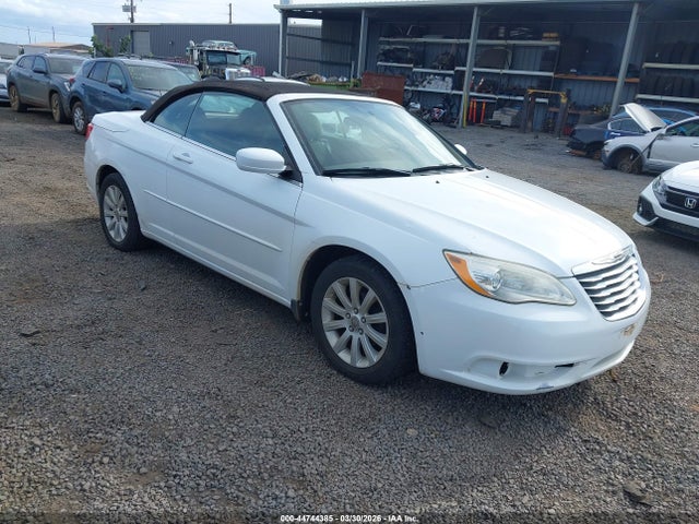 Salvage Chrysler 200 Image