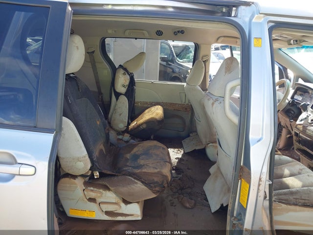 Toyota Sienna Le V6