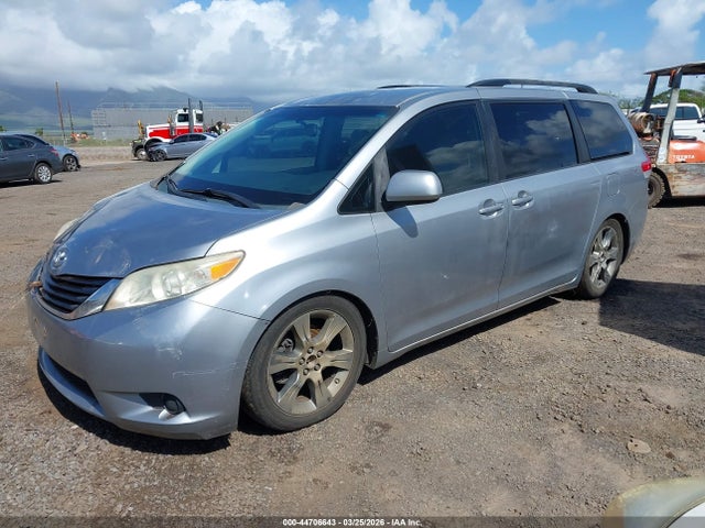 Toyota Sienna Le V6