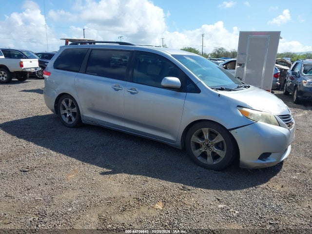 Salvage Toyota Sienna Image