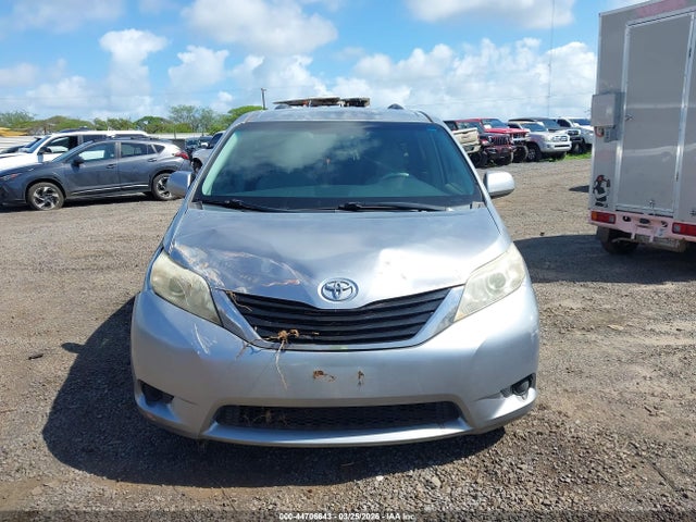 Toyota Sienna Le V6