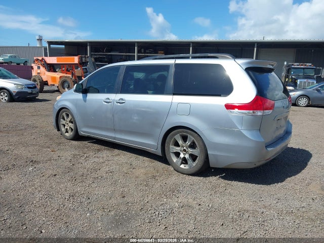 Toyota Sienna Le V6