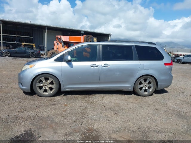 Toyota Sienna Le V6