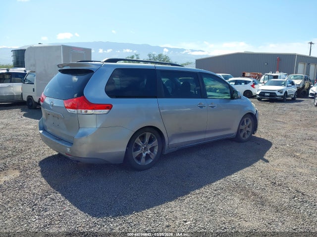 Toyota Sienna Le V6