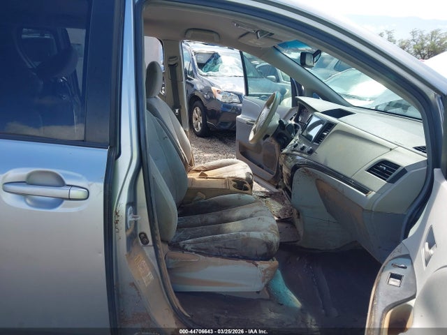 Toyota Sienna Le V6