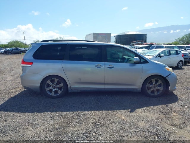 Toyota Sienna Le V6