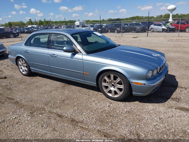 Salvage Jaguar XJ Image