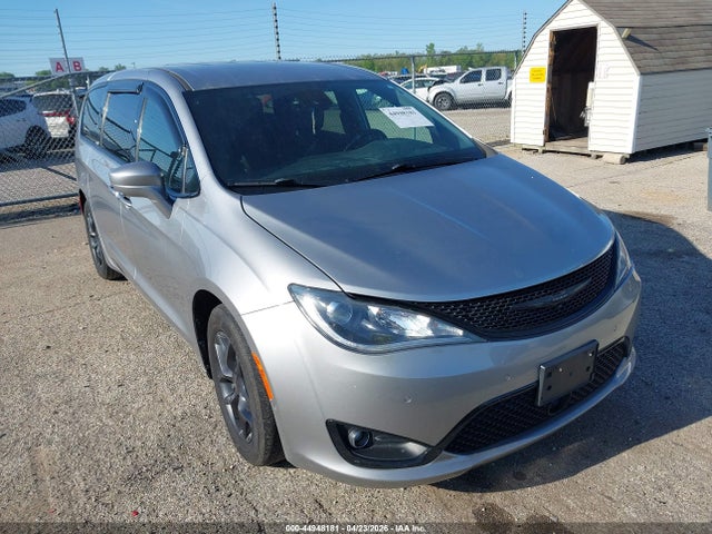 Salvage Chrysler Pacifica Image