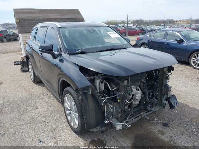 Salvage Toyota Highlander Image