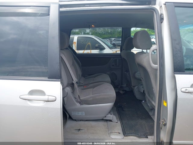 Toyota Sienna Le