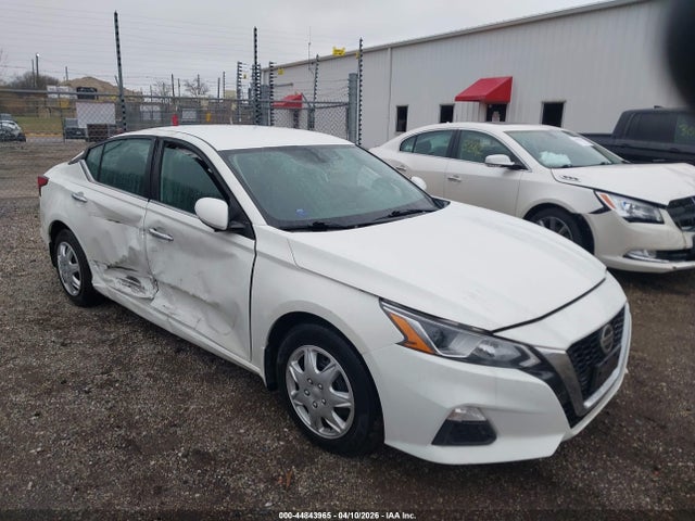Salvage Nissan Altima Image