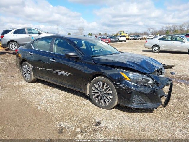 Salvage Nissan Altima Image