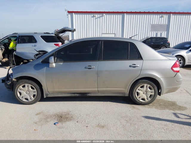 Nissan Versa 1.8s
