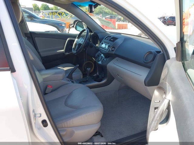 Toyota RAV4 Limited V6