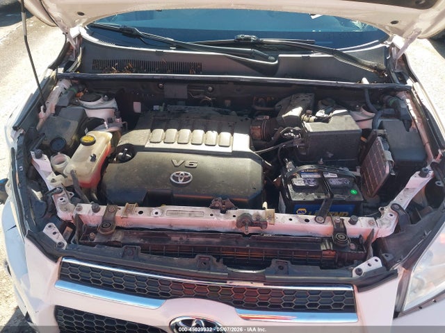 Toyota RAV4 Limited V6