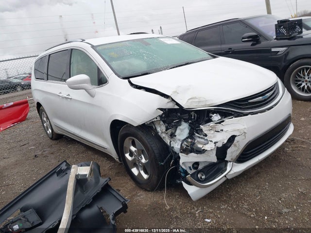 Salvage Chrysler Pacifica Image