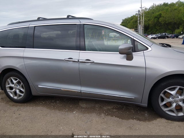 Chrysler Pacifica Touring-l