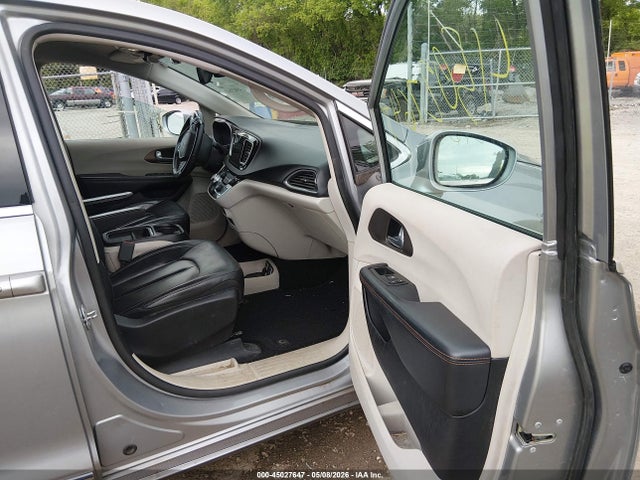 Chrysler Pacifica Touring-l