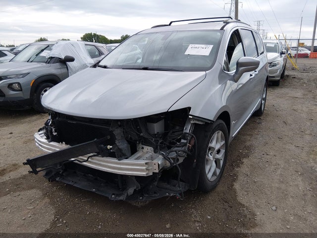 Chrysler Pacifica Touring-l