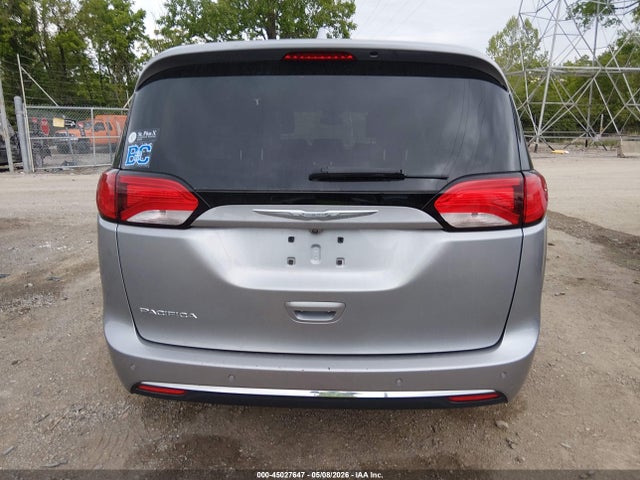 Chrysler Pacifica Touring-l