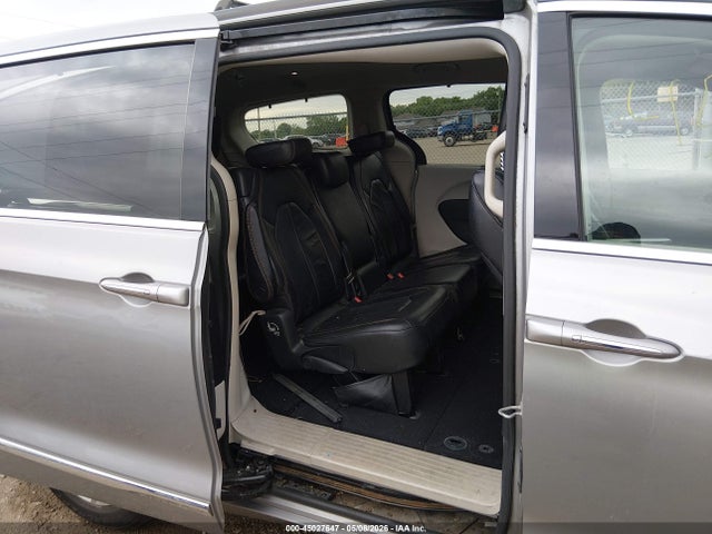 Chrysler Pacifica Touring-l
