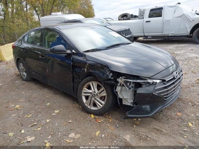Salvage Hyundai ELANTRA Image