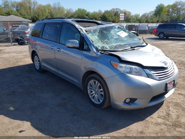 Salvage Toyota Sienna Image